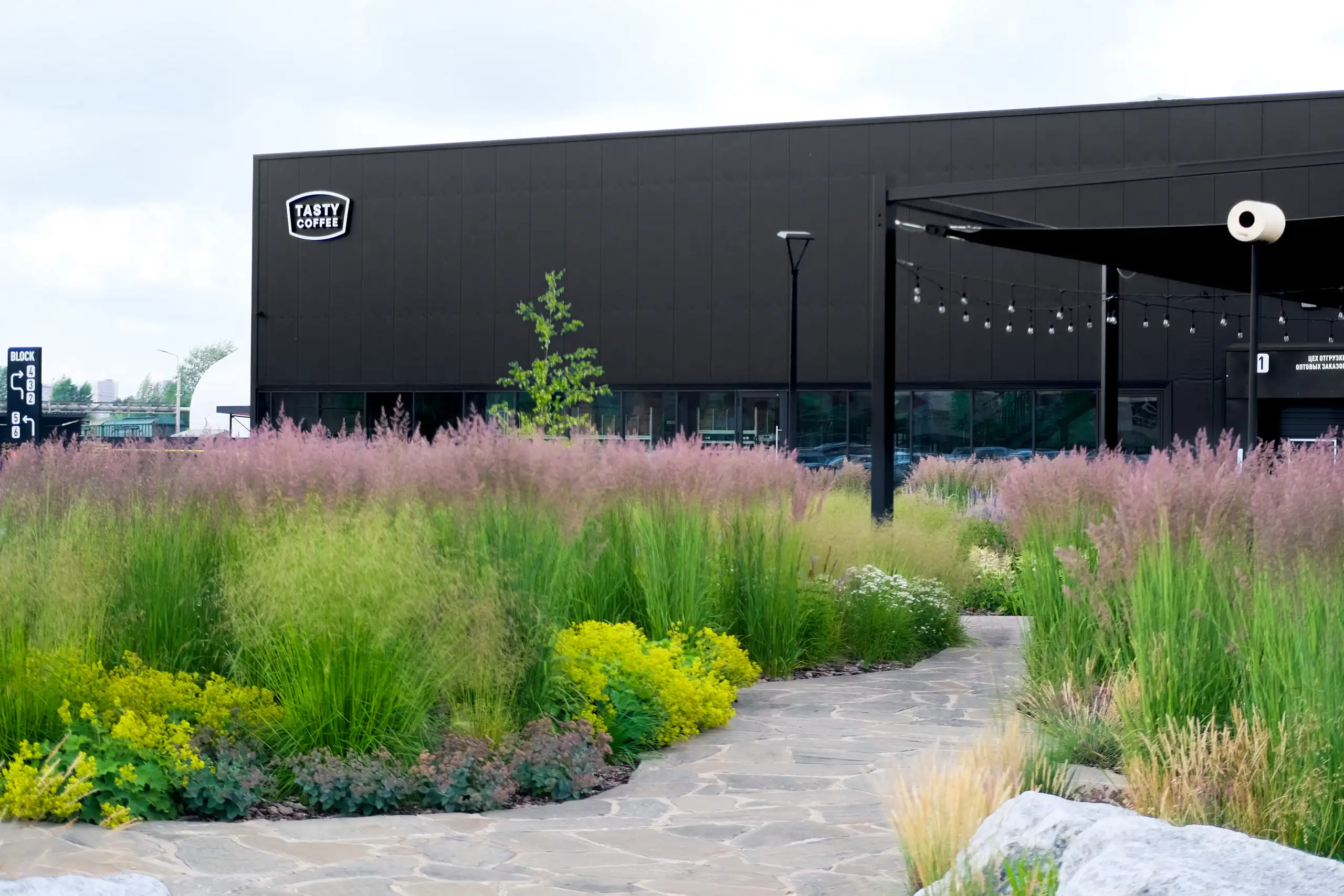 Новое производственное здание<br> построено по стандарту<br> LEED — с использованием самых<br> современных и энергоэффективных материалов.